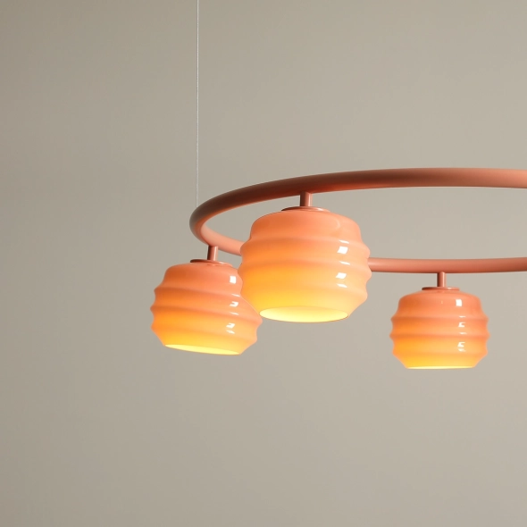 Okrągła lampa wisząca 5-płomienna w kolorze koralowym ze szklanymi kloszami PUFF GLAZE 5 RING CORAL