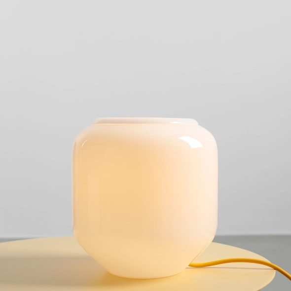 Mała, minimalistyczna lampa biurkowa z żółtym kablem FLASK TABLE S MIMOSA proj. Mikołaj Nicer (Nicer Design)