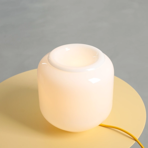 Mała, minimalistyczna lampa biurkowa z żółtym kablem FLASK TABLE S MIMOSA proj. Mikołaj Nicer (Nicer Design)
