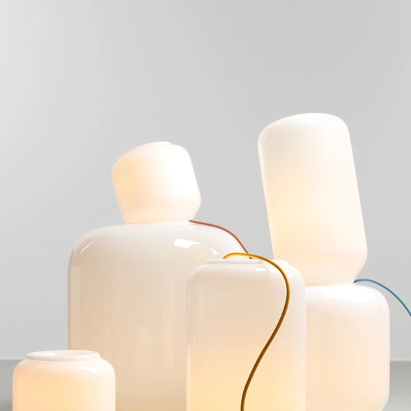 Mała, minimalistyczna lampa biurkowa z żółtym kablem FLASK TABLE S MIMOSA proj. Mikołaj Nicer (Nicer Design)
