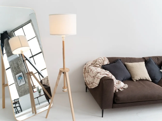 lampa stojąca w salonie