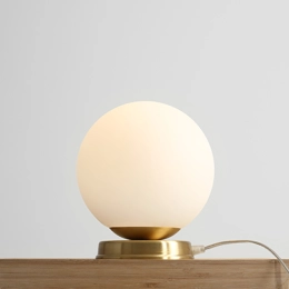 Lampada da tavolo in ottone BALL TABLE MEDIUM BRASS