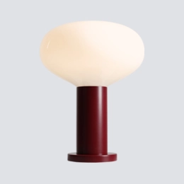 Große Schreibtischlampe in klassischem Bordeauxrot FLO TABLE RUBY M Entwurf von Sedno Studio